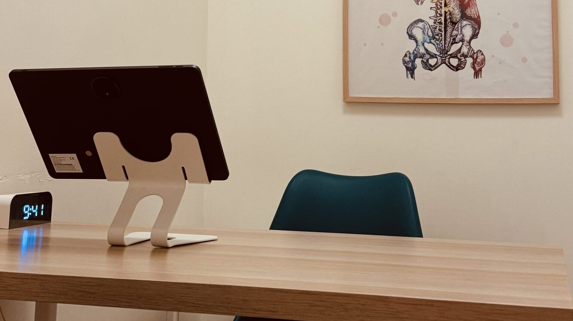 tablet em sala de videoconferencia